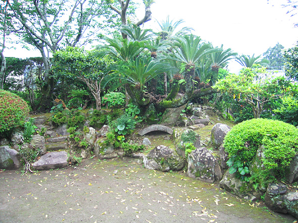 様々な植物や岩が配された庭の写真