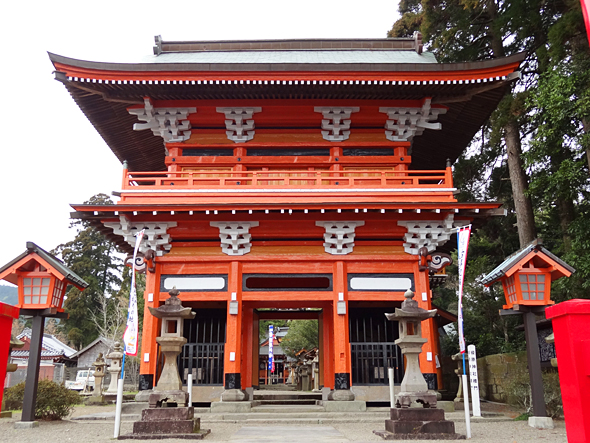 朱色の柱と壁が特徴的な重量感のある榎原神社楼門の写真