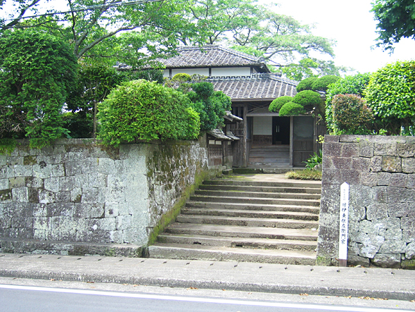 立派な石垣と玄関へと続く階段の写真