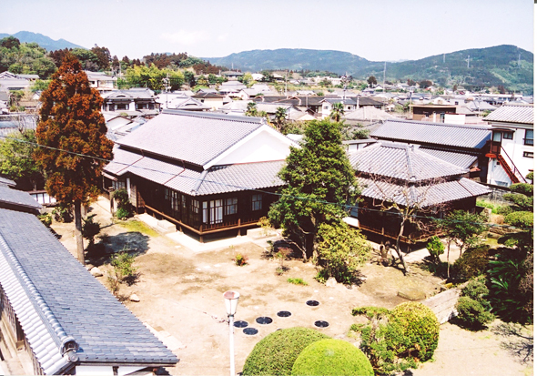 広い庭を中心とした大きな屋敷の写真