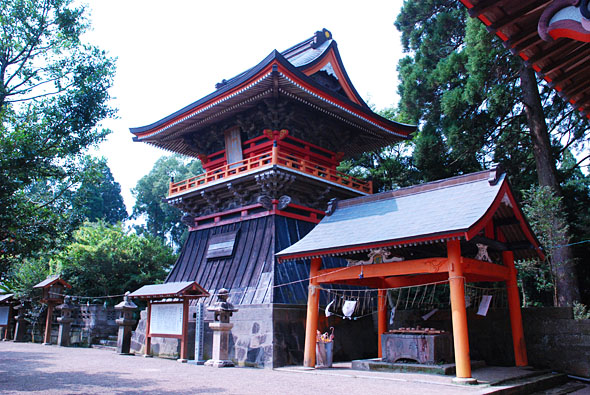 張りのある大きな屋根にどっしりとした土台の榎原神社鐘楼の写真