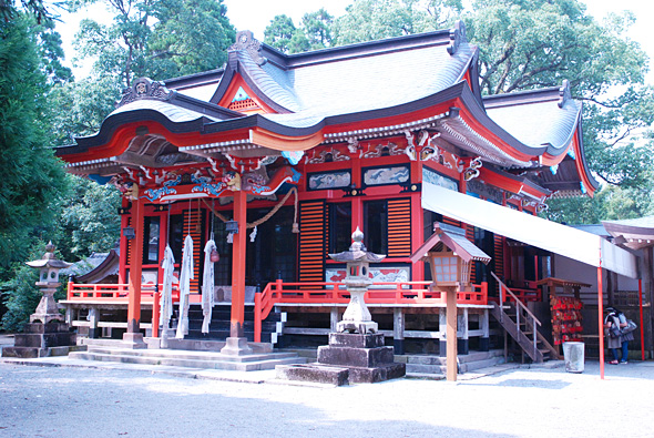 朱色の柱や壁に沢山の装飾が施された榎原神社本殿の写真