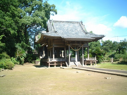 広い境内の中に立つ五百祀神社本殿の写真