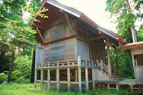 板張りの簡素な建物の写真