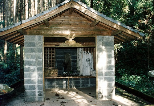 石造りの壁と木製の屋根でできたお社の写真