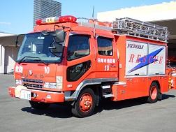 後部に大文字で「RESCUE」と書かれた赤色のボディの救助工作車を右斜め前から撮影した写真