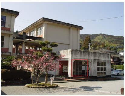 2階建ての校舎が2棟建っている右側の校舎の1階入口部分が赤い四角で囲まれている写真。