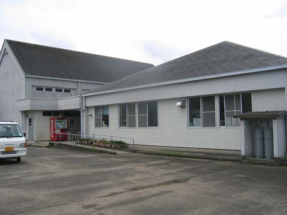 2棟のグレー調の建物が併設しており、建物の間に玄関スペースが設置されている日南市東郷公民館の外観写真