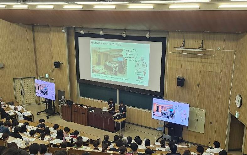 宮崎大学医学部地域枠全体ミーティングにおいてサポーターズメンバーが発表する様子