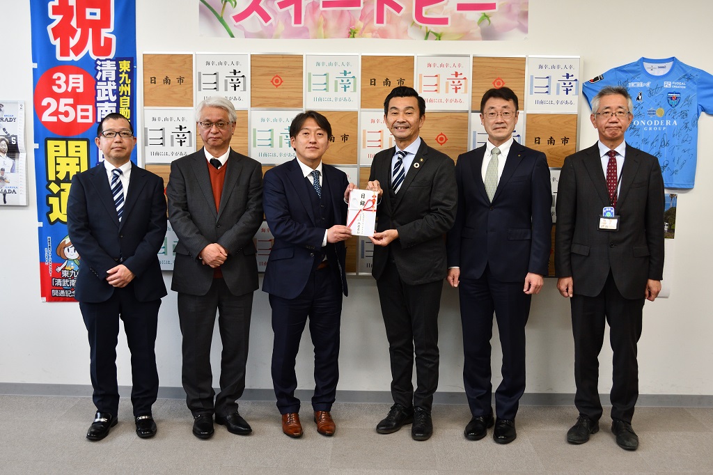 株式会社マルミヤストア 市長表敬の様子