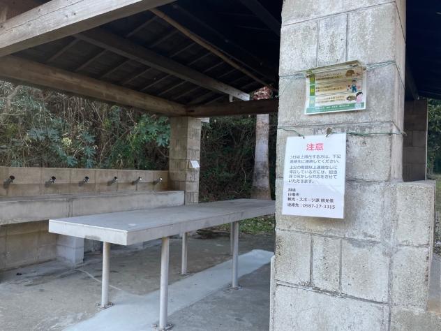 トイレ棟側から見える炊事棟の手洗い場付近の写真