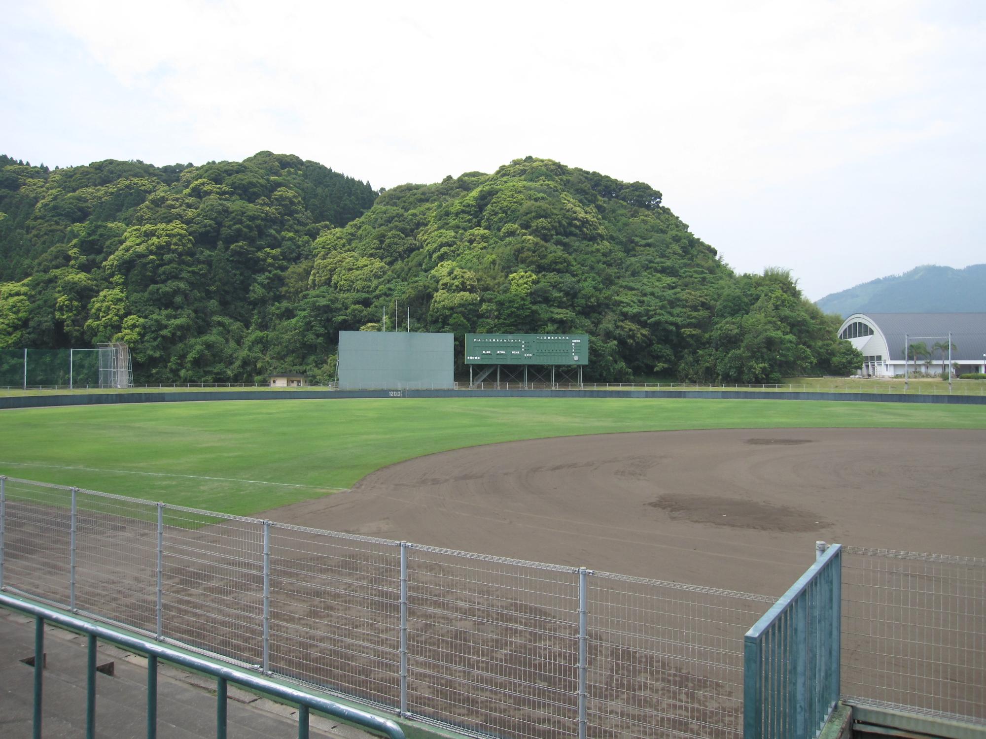3塁側から、フェンス越しに遠くのスコアボードを写している写真