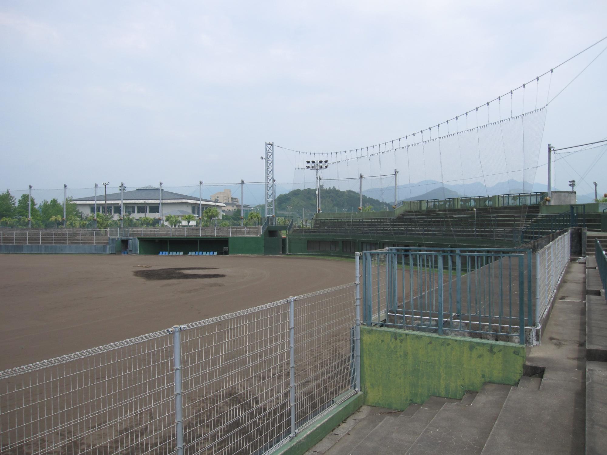 フェンス越しに写した、グラウンドと観客席の写真
