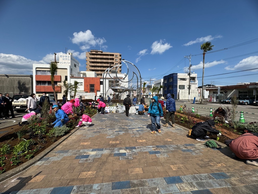 油津駅前広場の植栽イベントの様子