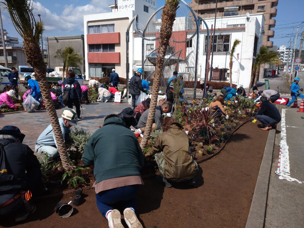 油津駅前広場の植栽イベントの様子