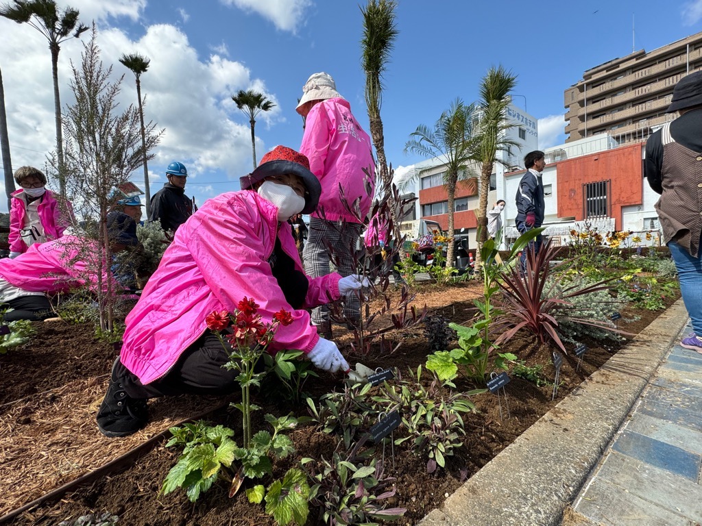 油津駅前広場の植栽イベントの様子