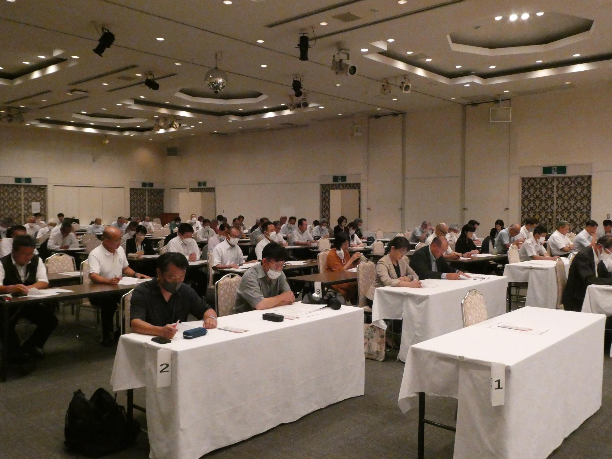 設立総会・第1回総会の委員の様子