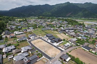 住宅街の一角が更地になっている様子を写した「さくらヒルズ北郷」の写真