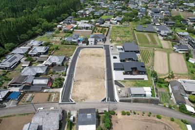 更地の周りが道路で囲まれている「さくらヒルズ北郷」の様子を上空から撮った写真