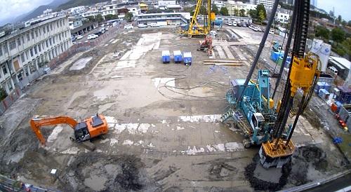新庁舎建設予定地にショベルカーや杭打機など様々な重機が入り作業が行われている様子の写真