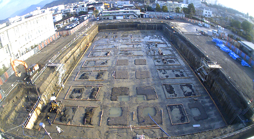 新庁舎建設予定地部分が長方形に掘削された写真を高い位置から写した写真