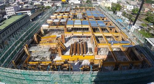 新庁舎全体に足場が組まれ、3階部分が黄色い板のようなもので仕切られている様子を高い位置から写した写真