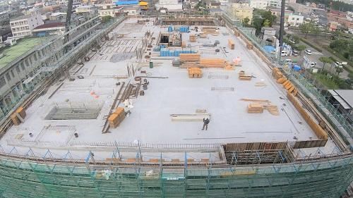 新庁舎の周り全体に足場が組まれ、平らな屋上部分を高い位置から写した写真