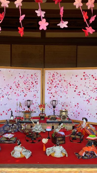 飫肥城由緒施設に飾られたひな飾りの画像