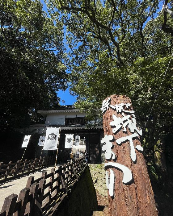 飫肥城下まつりの大手門前(写真)