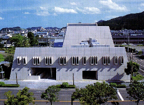 全体がグレーで側面の壁に突起物がある日南市文化センターの外観写真