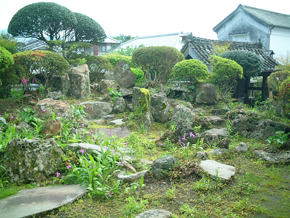 木々や苔むした庭園が広がる旧伊東民部家庭園の写真