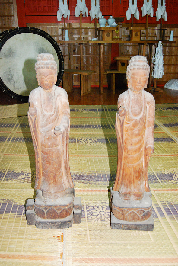 神社の一室に置かれた二体の如来像の写真