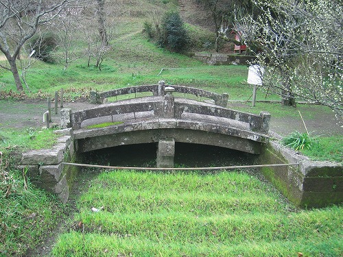 水のない川とそこに架かる石橋の写真
