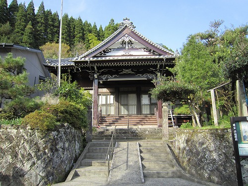 石垣の間の階段の先にある光照寺の写真
