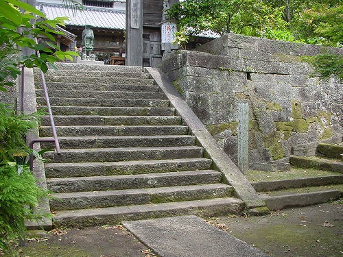 門の両側に施された石垣と願成就寺まで通じる石階段を撮影した写真