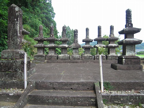 塔のような形をしているお墓が複数並べて配置されている伊東家累代墓地の写真