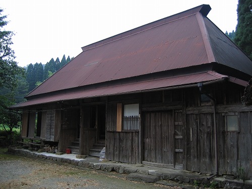 小豆色の屋根で木造の海田家住宅の建物外観の写真