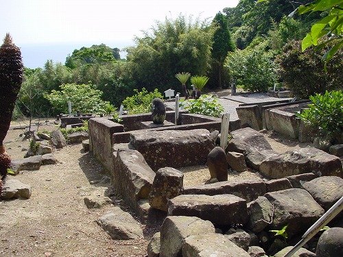 大小さまざまな形の石を使って複数の四角に区切られている鵜戸山別当墓地の写真