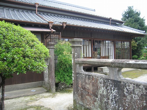 瓦屋根の平屋建てで、建物右側はガラス戸が並んでいる旧山本猪平家の外観写真