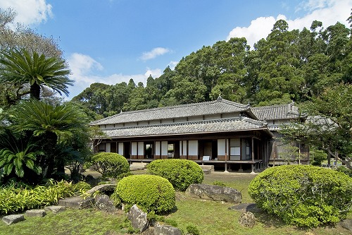 きれいに剪定された植木が並んでいる庭の先に、瓦屋根の豫章館が建っている写真