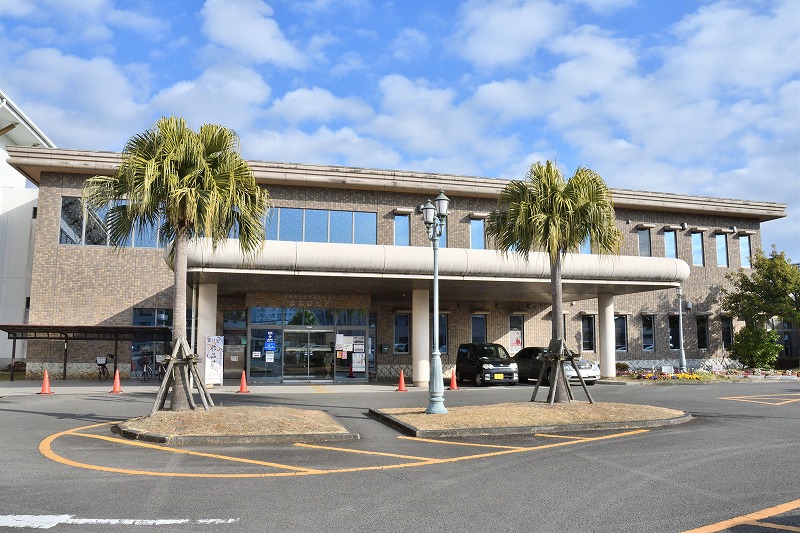 まなびピア図書館外側正面