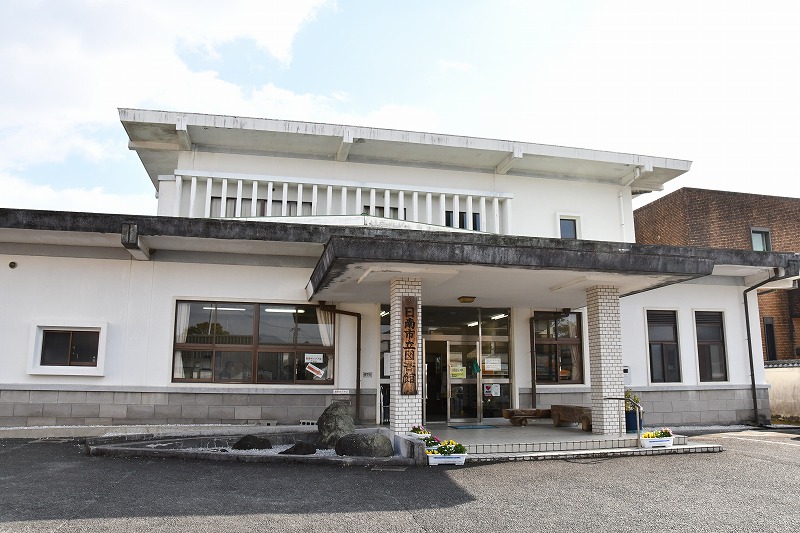 日南市立図書館（本館）正面の写真