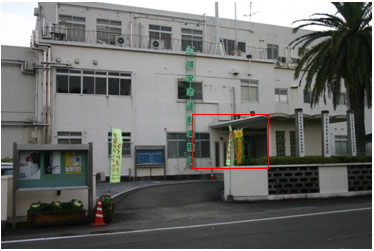 全体が白色で3階建ての日南警察署入口付近が赤い四角で囲まれている写真。