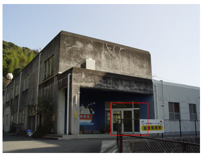 コンクリート造りのつどいのひろばきらきらの入り口ドアを赤枠で囲っている写真