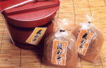 樽入りの麦みそと袋入りの麦みそが2袋並べられた写真