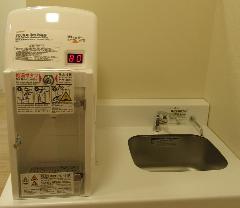 調乳専用浄水給湯器と哺乳瓶を洗うための流し台の写真