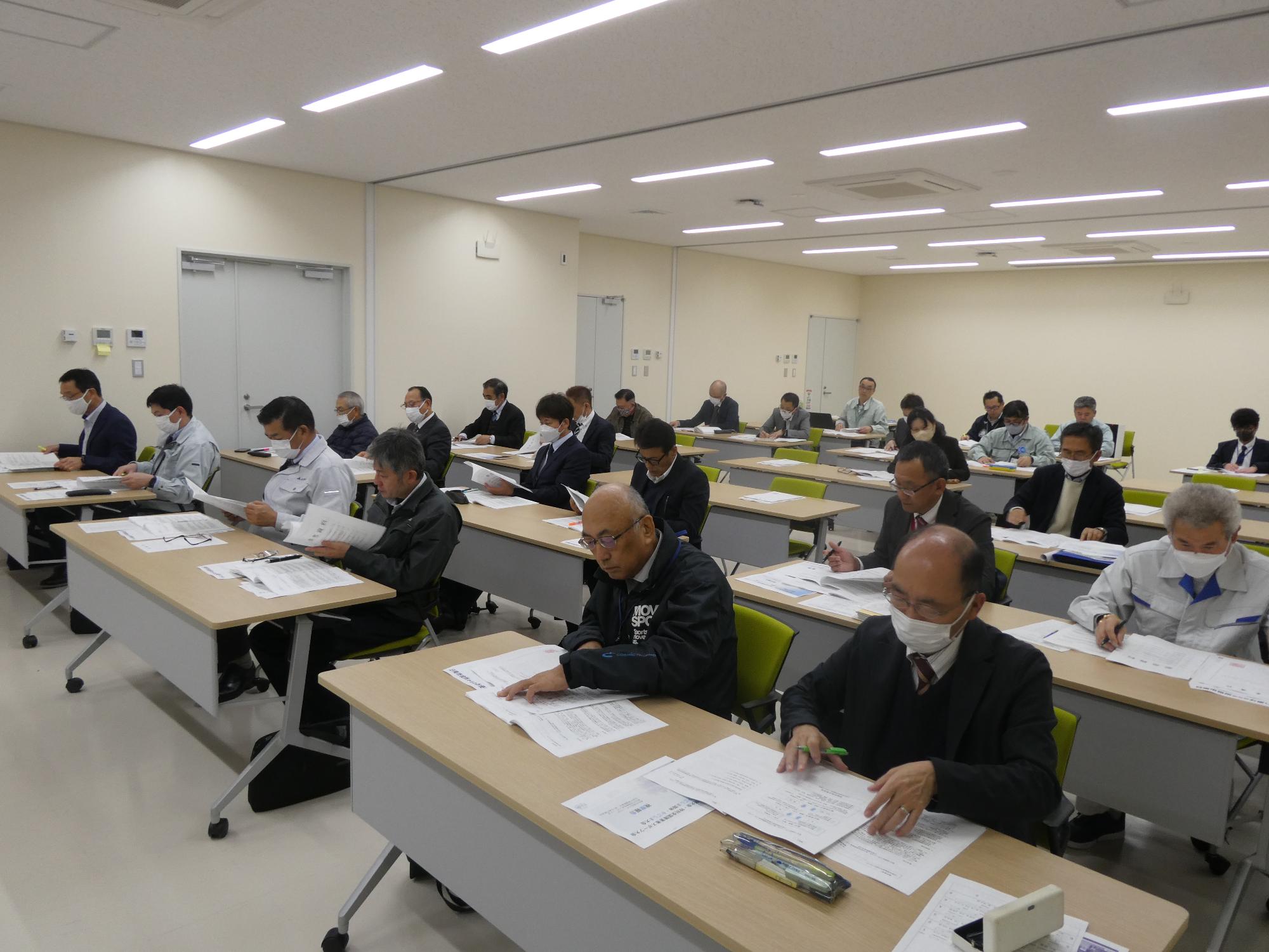 総務企画専門委員会の委員の様子